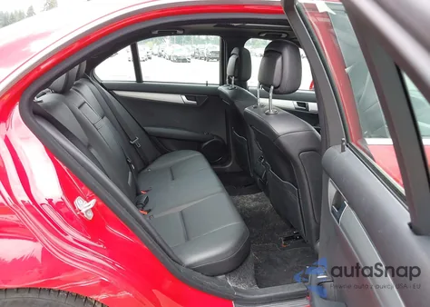 2013 Mercedes-Benz C 300 Sport 4Matic z USA, uszkodzony, nr VIN WDDGF8AB8DR265008